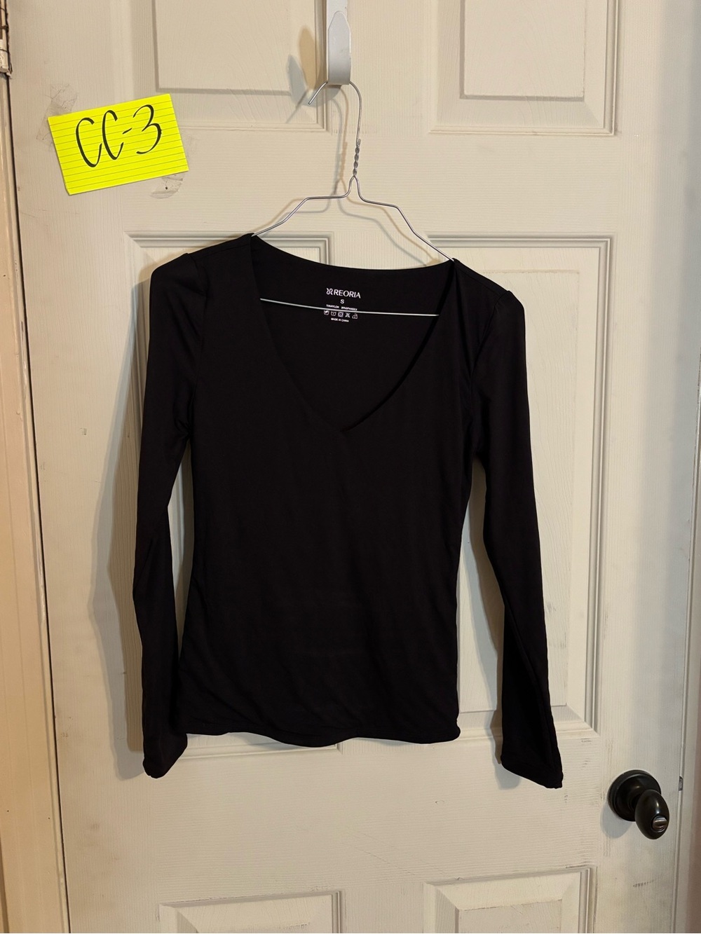 ReoRia Black Long-Sleeve V-Neck Women's Top